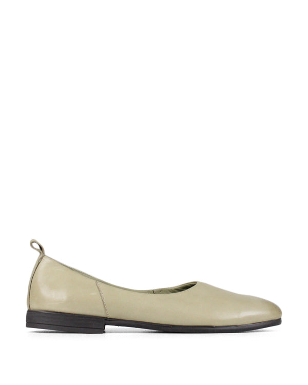 BUENO CHRYSLER FLAT SHOES