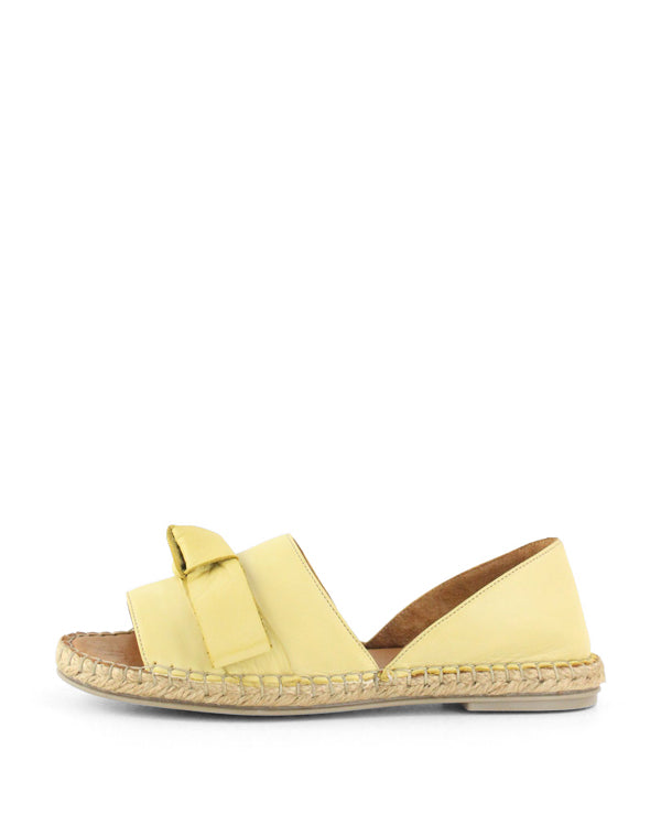 Women&#39;s Espadrille Flats in light yellow from the left side