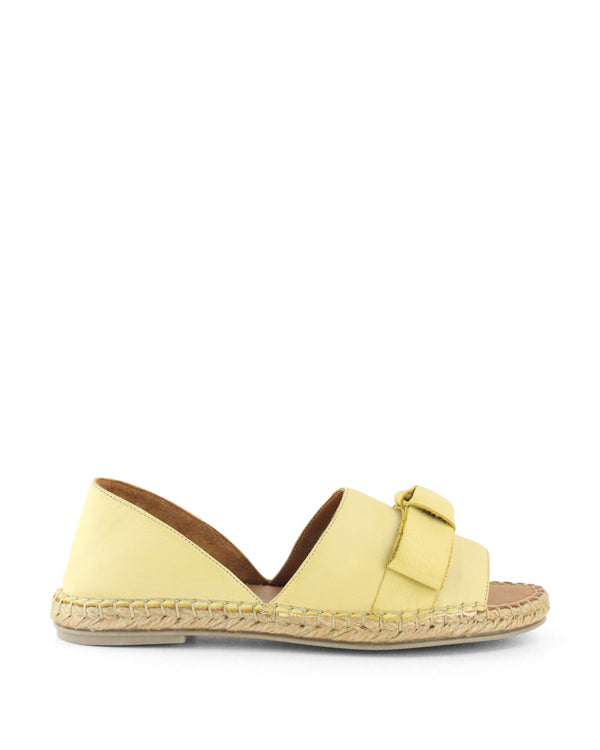 Women&#39;s Espadrille Flats in light yellow from the side