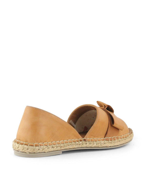 Women&#39;s Espadrille Flats in tan from the side