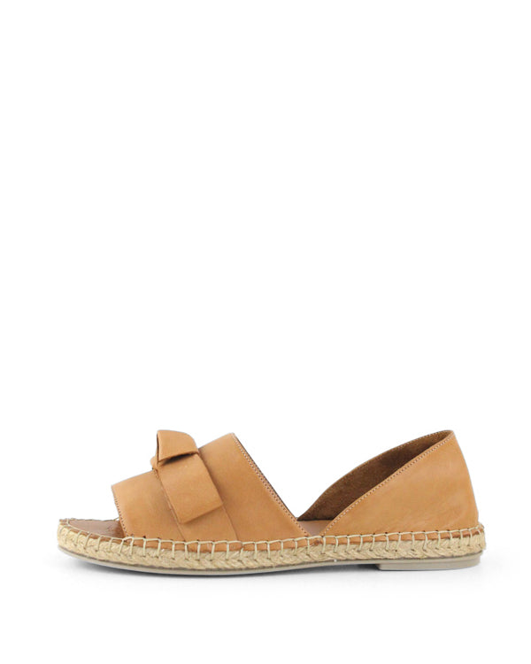 Women&#39;s Espadrille Flats in tan from the back