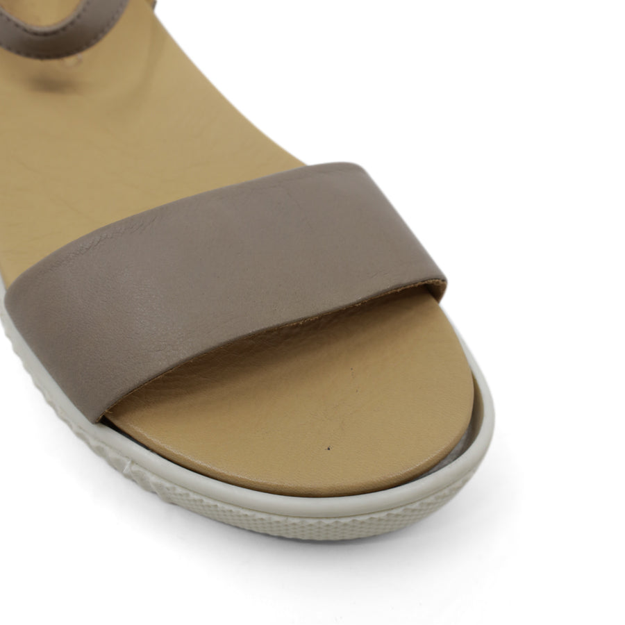 TESSELLI XD DIGBY FLAT SANDALS