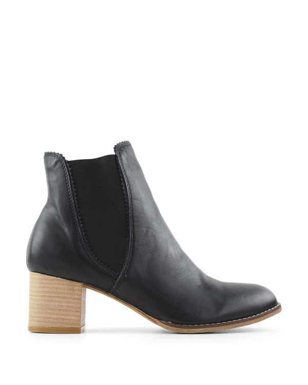 Block heel ankle boots black