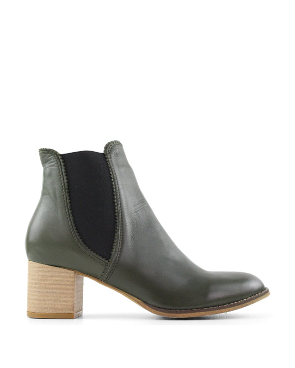 Block heel ankle boots black